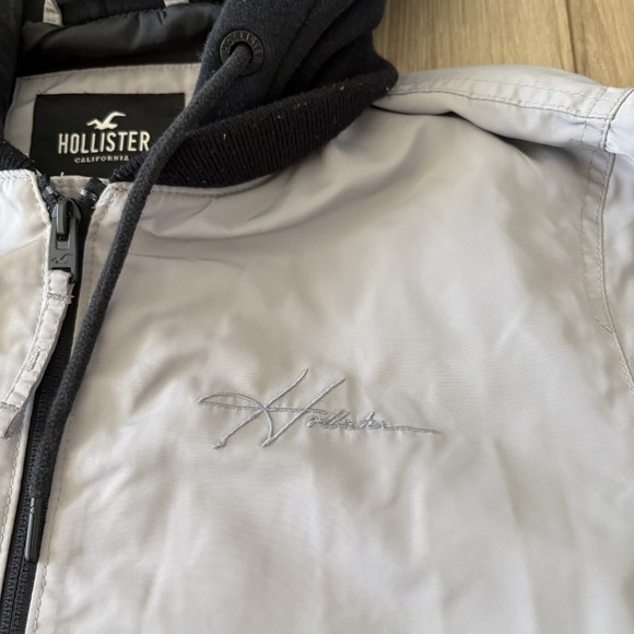 Hollister Men's Medium Hooded Bomber Jacket Gray Black Spell Out Full Zip Wind - Picture 3 of 6